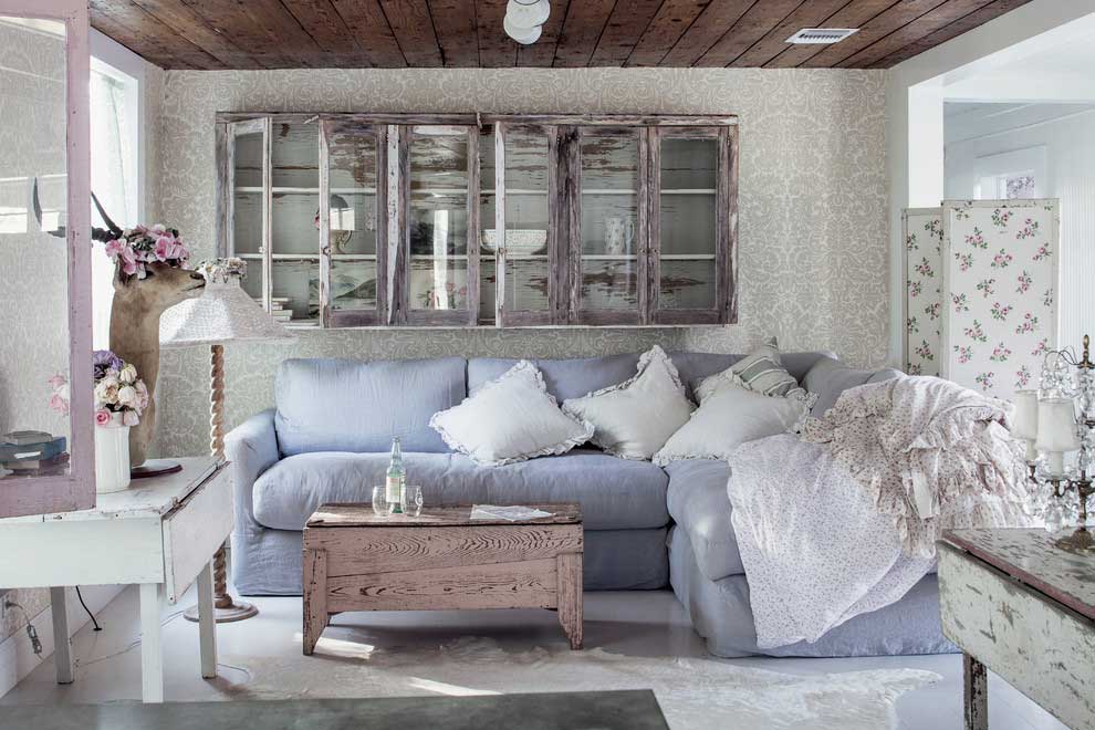 Гостиная в стиле прованс. Голубой диван. Фото