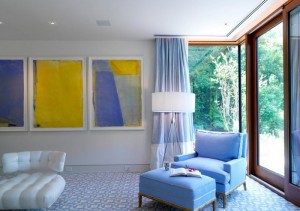 Голубые шторы в гостиной фото